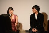 （左から）峰なゆかと森谷雄プロデューサー。