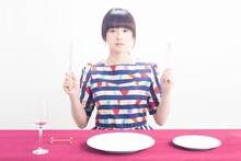 ドラマ「女くどき飯」メインビジュアル (c)峰なゆか/ドラマ「女くどき飯」製作委員会・MBS