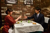 ドラマ「女くどき飯」第1話の場面写真。 (c)峰なゆか/ドラマ「女くどき飯」製作委員会・MBS
