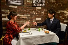 ドラマ「女くどき飯」第1話の場面写真。 (c)峰なゆか/ドラマ「女くどき飯」製作委員会・MBS