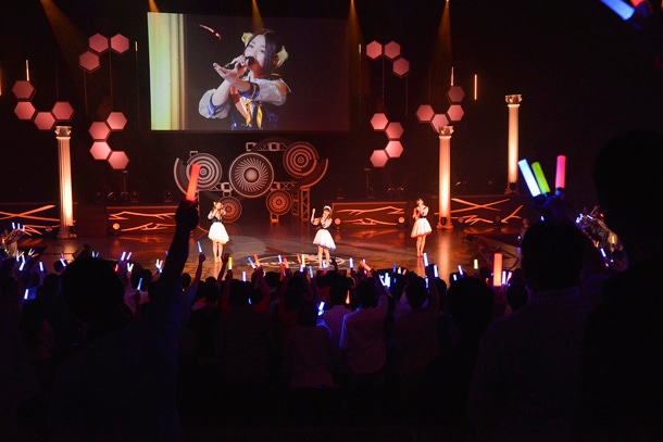 Tridentのライブイメージ。(c)Ark Performance／少年画報社・アルペジオパートナーズ