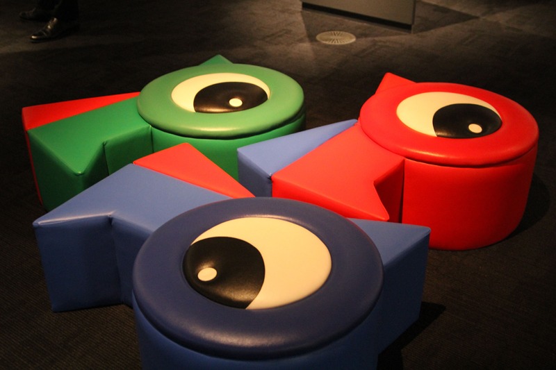 疲れたらパーマンバッジがモチーフのソファで休憩しよう。(c)Fujiko-Pro
