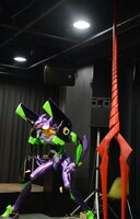 会見場に置かれたロンギヌスの槍と初号機。