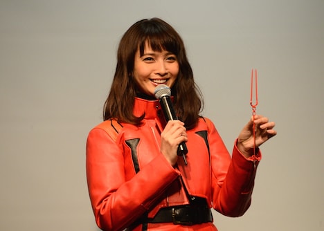 射出されるサイズのロンギヌスの槍を手にする加藤夏希。