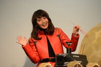 射出されるサイズのロンギヌスの槍を手にする加藤夏希。