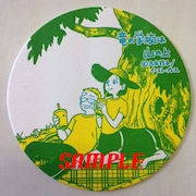 「竜の学校は山の上」のイラストが描かれたコースター。