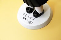 台座には吾妻ひでおのサインが印刷される。 (c)吾妻ひでお