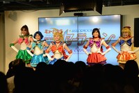 「We are the Pretty Guardians」を披露する戦士たち。