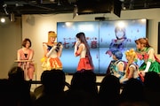 七木(左から3人目)への手紙を読み上げる坂田(左から2人目)。