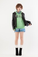 「西谷夕モデルパーカー」の着用イメージ。(c)古舘春一／集英社・「ハイキュー!!」製作委員会・MBS