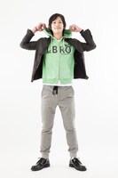 「西谷夕モデルパーカー」の着用イメージ。(c)古舘春一／集英社・「ハイキュー!!」製作委員会・MBS