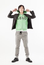 「西谷夕モデルパーカー」の着用イメージ。(c)古舘春一／集英社・「ハイキュー!!」製作委員会・MBS