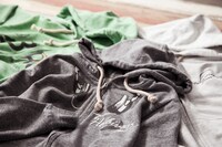 （左から）西谷夕、月島蛍、菅原孝支モデルのパーカー。(c)古舘春一／集英社・「ハイキュー!!」製作委員会・MBS