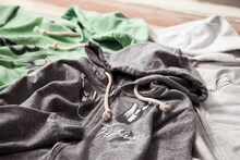 （左から）西谷夕、月島蛍、菅原孝支モデルのパーカー。(c)古舘春一／集英社・「ハイキュー!!」製作委員会・MBS