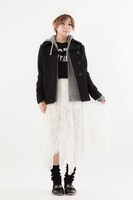 「月島蛍モデルパーカー」の着用イメージ。(c)古舘春一／集英社・「ハイキュー!!」製作委員会・MBS