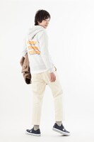 「菅原孝支モデルパーカー」の着用イメージ。(c)古舘春一／集英社・「ハイキュー!!」製作委員会・MBS