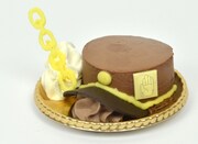 「空条承太郎のチョコレートムースの帽子ケーキ」(c)荒木飛呂彦＆LUCKY LAND COMMUNICATIONS/集英社・ジョジョの奇妙な冒険SC製作委員会