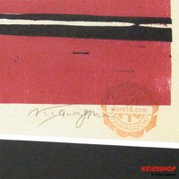 直筆サインとシリアルナンバーが入る。(c)YUDETAMAGO