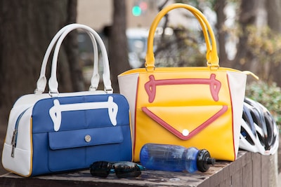 箱根学園モデルバッグと総北高校モデルバッグ。(c)渡辺航（週刊少年チャンピオン）/弱虫ペダルGR製作委員会