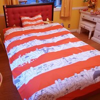 「まことちゃん」のイラストと、楳図のトレードマークである赤白ボーダーがあしらわれた掛け布団カバーと枕カバー。