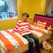 ベッドに腰掛ける楳図かずお。