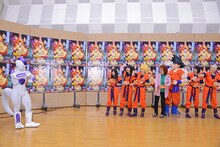 フリーザを鬼に見立て、節分の豆をまくももいろクローバーZメンバーと野沢雅子、悟空の着ぐるみ。