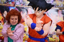 かめはめ波のポーズを取る野沢雅子と孫悟空の着ぐるみ。