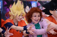 かめはめ波のポーズを取る百田夏菜子（左）と野沢雅子。