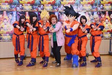 （左から）有安杏果、佐々木彩夏、百田夏菜子、野沢雅子、孫悟空の着ぐるみ、玉井詩織、高城れに。