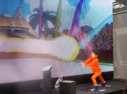 「撃とうぜ！かめはめ波！武道会」モデルによる実演。