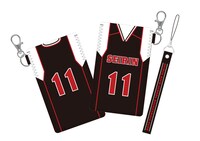 カメラに付属する黒子仕様のポーチとストラップ。(c)藤巻忠俊／集英社・黒子のバスケ製作委員会