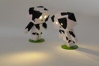 「リボルテックダンボー・ミニ　コンセプトモデル【ホルスタイン】」白・黒の目を点灯させた様子。(c)KIYOHIKO AZUMA/YOTUBA SUTAZIO