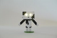 「リボルテックダンボー・ミニ　コンセプトモデル【ホルスタイン】」は、目にライトが仕込まれている。(c)KIYOHIKO AZUMA/YOTUBA SUTAZIO