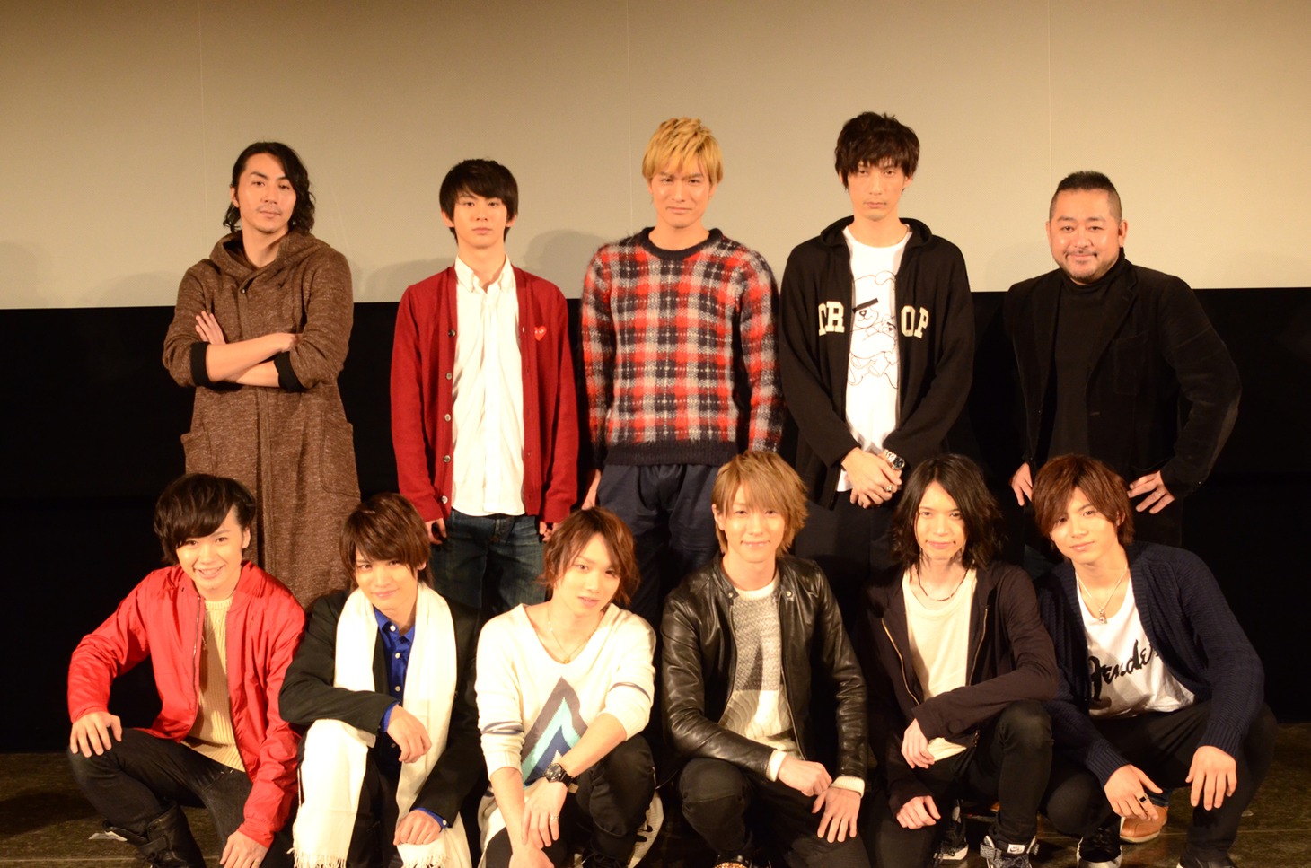 （上段左から）金城真護役の郷本直也、黒田雪成役の秋元龍太朗、福富寿一役の滝川英治、御堂筋翔役の村田充、西田シャトナー。（下段左から）鳴子章吉役の鳥越裕貴、泉田塔一郎役の河原田巧也、真波山岳役の植田圭輔、荒北靖友役の鈴木拡樹、東堂尽八役の北村諒、新開隼人役の宮崎秋人。