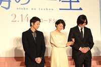 向井理の手を断り、豊川悦司のエスコートで現れる榮倉奈々。