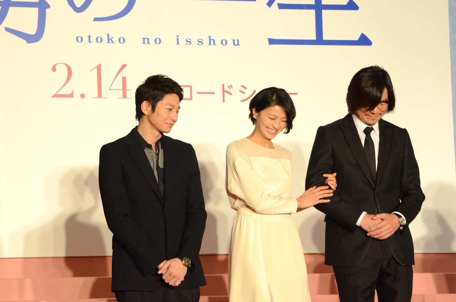 向井理の手を断り、豊川悦司のエスコートで現れる榮倉奈々。