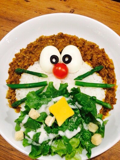 カフェメニュー「ヒーロードラいカレー」 (c)藤子プロ・小学館・テレビ朝日・シンエイ・ADK  (c)藤子プロ・小学館・テレビ朝日・シンエイ・ADK 2015