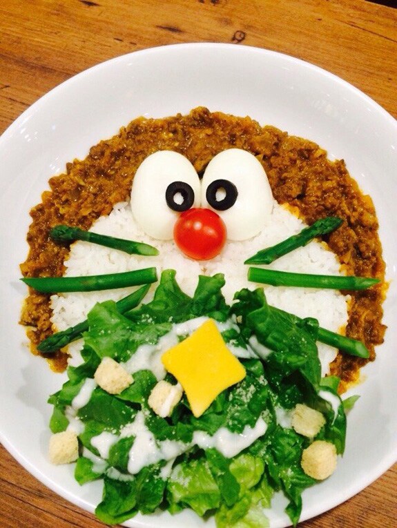 カフェメニュー「ヒーロードラいカレー」 (c)藤子プロ・小学館・テレビ朝日・シンエイ・ADK  (c)藤子プロ・小学館・テレビ朝日・シンエイ・ADK 2015