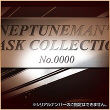 「ネプチューンマン覆面狩りコレクションピンズ」に付属する、シリアルナンバーをあしらったプレート。(c)ゆでたまご・東映アニメーション