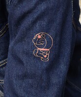 ドラえもんがプリントされた左腕部分。(c)Fujiko-Pro,Shogakukan,TV-Asahi,Shin-ei,and ADK