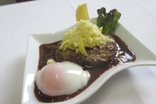 コラボフード「若狭大好き！チーズたっぷりハンバーグ」。(c)2014いときち/株式会社KADOKAWA メディアファクトリー刊/オレフロ製作委員会