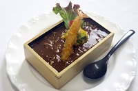 コラボフード「若狭のお風呂カレー」。(c)2014いときち/株式会社KADOKAWA メディアファクトリー刊/オレフロ製作委員会