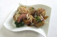 コラボフード「俺の足を食えよ！鷹巣のタコ焼き」。(c)2014いときち/株式会社KADOKAWA メディアファクトリー刊/オレフロ製作委員会