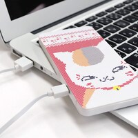 付属のUSBケーブルで蓄電。