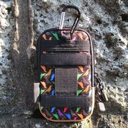 「ハイキュー!!」x「OUTDOOR PRODUCTS」コラボスマホケースカラス柄（カラー）(c)古舘春一／集英社・「ハイキュー!!」製作委員会・MBS