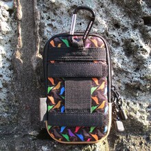 「ハイキュー!!」x「OUTDOOR PRODUCTS」コラボスマホケースカラス柄（カラー）(c)古舘春一／集英社・「ハイキュー!!」製作委員会・MBS