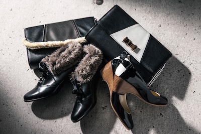 臨也と静雄モデルのシューズ＆バッグ。(c)2014 成田良悟/KADOKAWAアスキー・メディアワークス刊/池袋ダラーズ