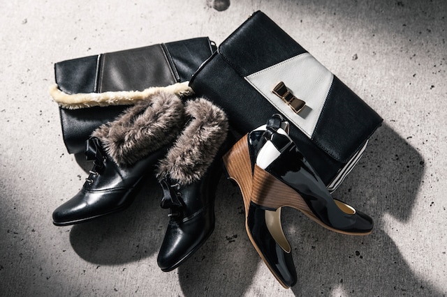 臨也と静雄モデルのシューズ＆バッグ。(c)2014 成田良悟/KADOKAWAアスキー・メディアワークス刊/池袋ダラーズ