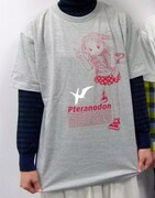 「苺ましまろ」の美羽が、荒ぶるポーズで突進してくるイラストをプリントした「プテラノドンましまろTシャツ」。