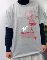 「苺ましまろ」の美羽が、荒ぶるポーズで突進してくるイラストをプリントした「プテラノドンましまろTシャツ」。